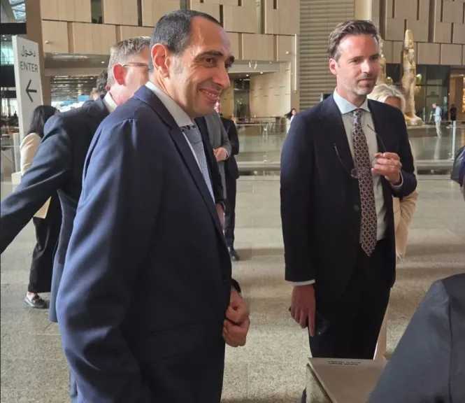 وزير التجارة الهولندي برفقة رئيس سيجنيفاي أفريقيا يتفقدان منظومة الإضاءة الذكية بالمتحف المصري