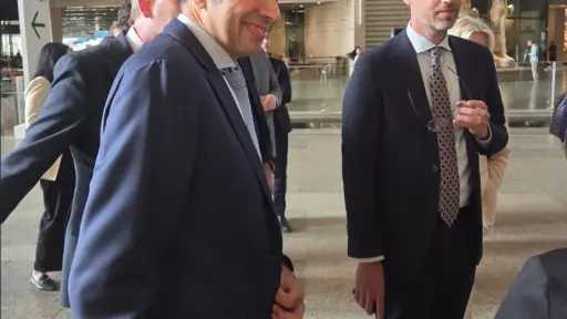 وزير التجارة الهولندي برفقة رئيس سيجنيفاي أفريقيا يتفقدان منظومة الإضاءة الذكية بالمتحف المصري