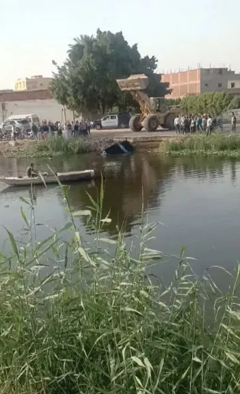 انتشال سيارة ملاكي من ترعة المريوطية بعد انقلابها 