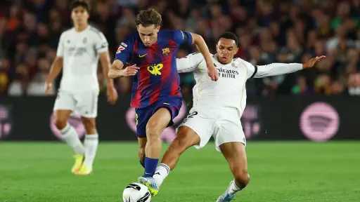 برشلونة يتوج بطلاً للدوري الإسباني بعد الفوز على ريال مدريد في الكلاسيكو