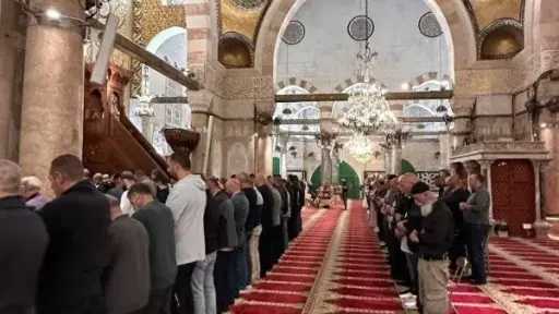 الاحتلال يضيق على الفلسطينيين خلال صلاتهم الفجر بالمسجد الأقصى