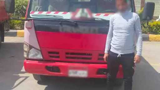 ضبط سائق نقل بالشرقية بعد تداول فيديو حمولة زائدة تتساقط على الطريق