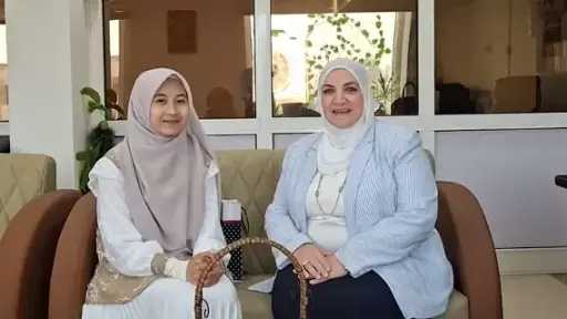 الطالبة الإندونيسية تعود إلى الأزهر عقب زيارة أسرتها بدعم من الإمام الأكبر