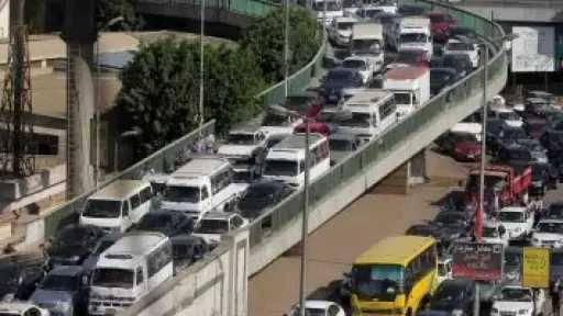 رفع آثار حادث سيارة نقل بكوبري الأزهر وإعادة الحركة المرورية لطبيعتها