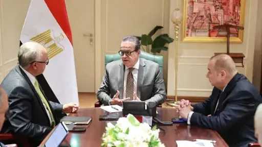 وزير الصحة يبحث تعزيز توطين صناعة الدواء ودعم... وزير الصحة يبحث تعزيز توطين صناعة الدواء ودعم الاكتفاء الذاتي