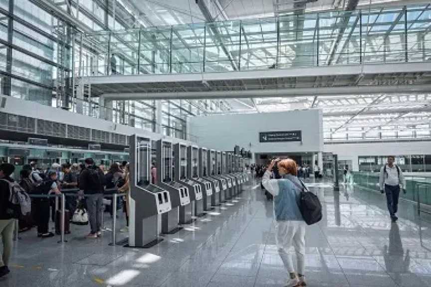 اليونان تنفي تقارير إعفاء المسافرين البريطانيين من الفحوصات البيومترية في الصيف