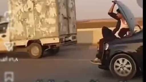 فيديو “مخاطرة فوق مقدمة سيارة” قديم يعود للواجهة.. والداخلية توضح الحقيقة