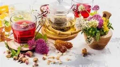 مشروبات طبيعية تساعد على تقليل الانتفاخ واحتباس السوائل
