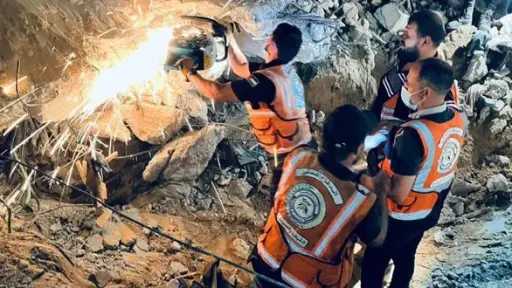 الدفاع المدني في غزة: صعوبة حصر ضحايا قصف حي الرمال بسبب تحول الجثامين إلى أشلاء