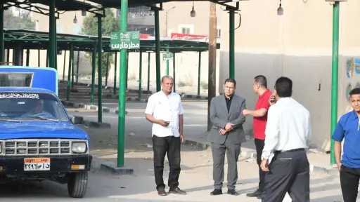 السكرتير العام المساعد لمحافظة الفيوم يتابع ميدانياً نقل سيارات العدوة وسيلا إلى الموقف الجديد بالحادقة
