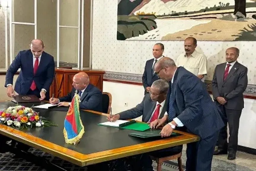جانب من توقيع الاتفاقية