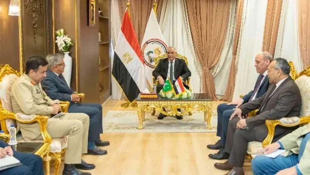 وزير الإنتاج الحربي يناقش مع سفير باكستان التعاون في الصناعات الدفاعية