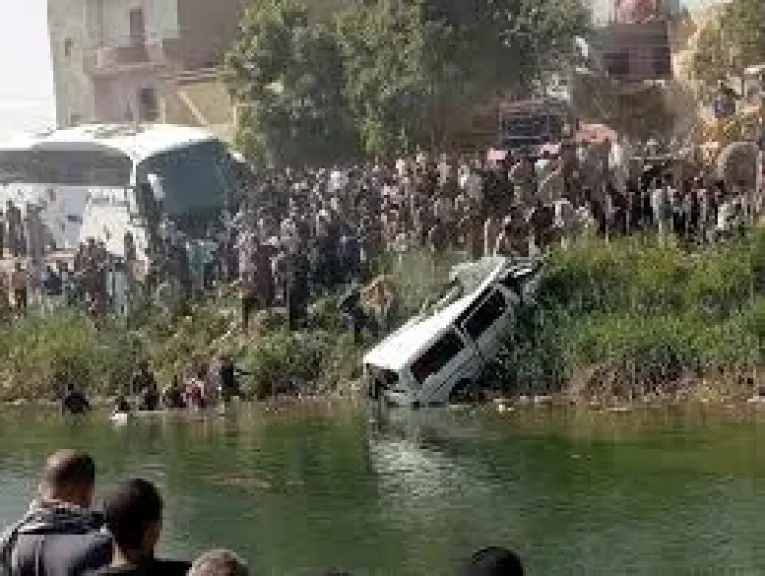 انقلاب سيارة فى الترعة