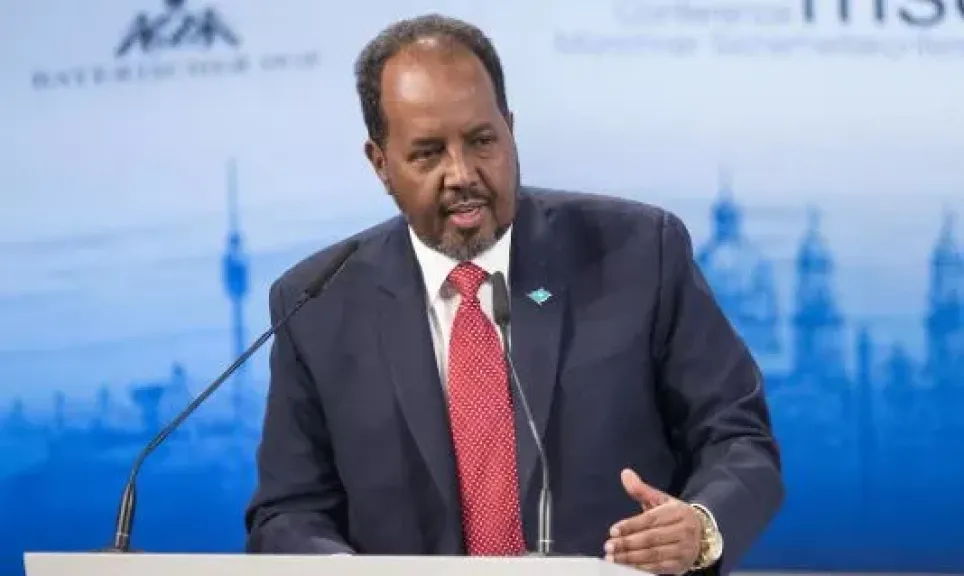 الرئيس الصومالي يعلن بدء تطبيق الدستور الجديد رسميًا واقتراب الفصل بين البرلمان والحكومة