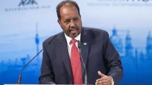 الرئيس الصومالي يعلن بدء تطبيق الدستور الجديد رسميًا واقتراب الفصل بين البرلمان والحكومة