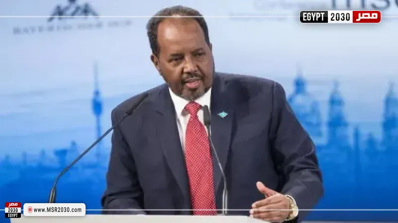 الرئيس الصومالي يعلن بدء تطبيق الدستور الجديد رسميًا واقتراب الفصل بين البرلمان والحكومة