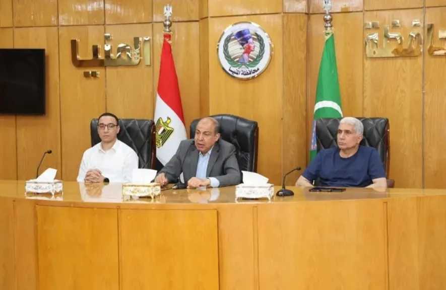 محافظ المنيا يعقد اجتماعا موسعا مع رؤساء المراكز لمتابعة الاستعداد لامتحانات نهاية العام واستقبال عيد الأضحى