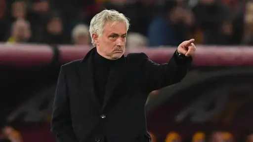 مورينيو يلمح إلى ريال مدريد ويؤجل الحسم.. مستقبل البرتغالي على صفيح ساخن