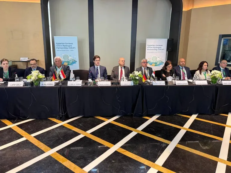 وزير الطيران المدني يشارك في منتدى الهيدروجين الأخضر