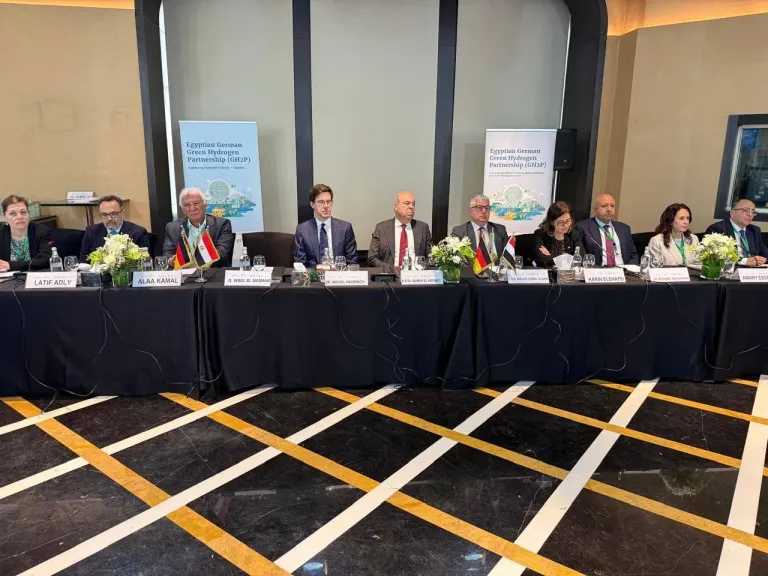وزير الطيران المدني يشارك في منتدى الهيدروجين الأخضر في مصر 2026