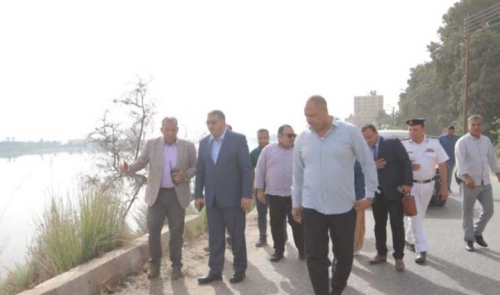 محافظ قنا خلال جولته
