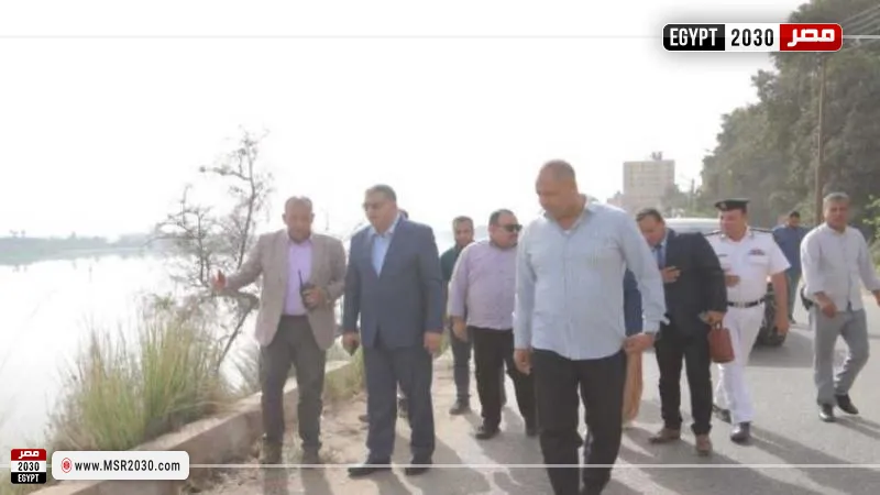 محافظ قنا خلال جولته