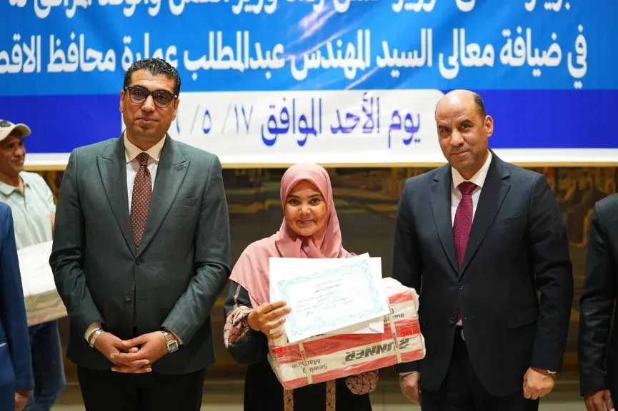 وزير العمل يسلم ماكينات تفصيل وخياطة لخريجات التدريب المهني بالأقصر لدعم المشروعات الصغيرة
