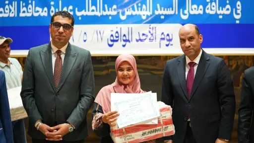 وزير العمل يسلم ماكينات تفصيل وخياطة لخريجات التدريب المهني بالأقصر لدعم المشروعات الصغيرة