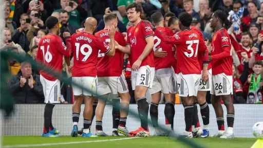 مانشستر يونايتد يهزم نوتينجهام فورست 3-2 في الدوري الإنجليزي