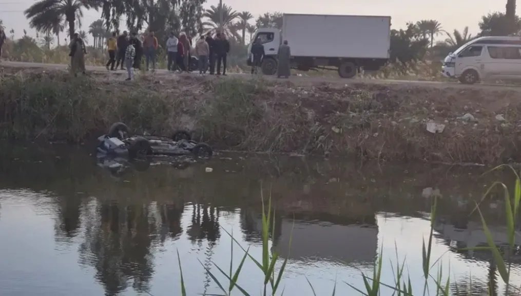 انقلاب سيارة ربع في ترعة المريوطية 
