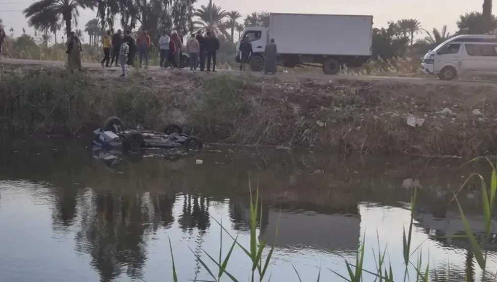انتشال جثة سائق بعد انقلاب سيارة ربع نقل في ترعة المريوطية بالبدرشين