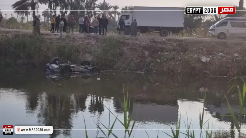  انقلاب سيارة ربع في ترعة المريوطية 
