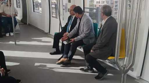 وزير النقل يستقل المونوريل إلى مقر عمله بالعاصمة الإدارية