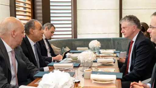 وزير الخارجية يلتقى مع مستشار الأمن القومي البريطاني على هامش زيارته إلى لندن
