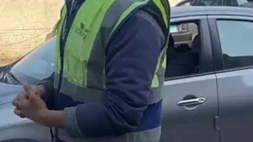 ضبط منادي سيارات بدون ترخيص بعد تداول فيديو... ضبط منادي سيارات بدون ترخيص بعد تداول فيديو استغاثة سيدة بالنزهة الجديدة