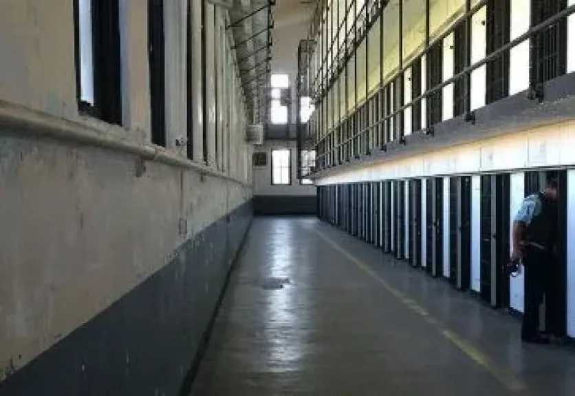 ولاية أريزونا تنفذ حكم الإعدام بحق سجين أدين بقتل رجل حرقا في هجوم عام 2002