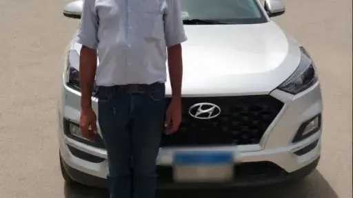 ضبط قائد سيارة سمح لشخصين باعتلائها أثناء القيادة