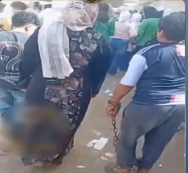  فيديو تقييد طفل بسلسلة حديدية أثناء ذهابه للمدرسة 