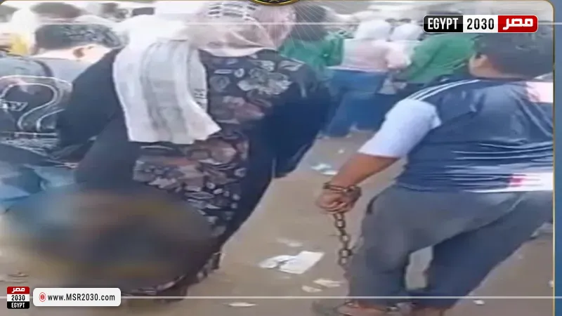  فيديو تقييد طفل بسلسلة حديدية أثناء ذهابه للمدرسة 