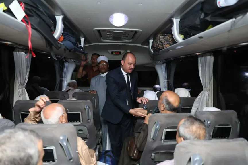نائب محافظ الوادي الجديد يُودّع ضيوف الرحمن لأداء مناسك الحج بالأراضي المقدسة