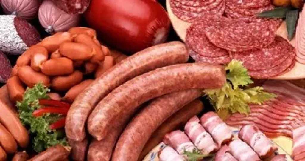 احذر الإفراط في السوسيس والبرجر.. 4 أضرار خطيرة للحوم المصنعة