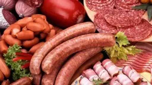 احذر الإفراط في السوسيس والبرجر.. 4 أضرار خطيرة للحوم المصنعة