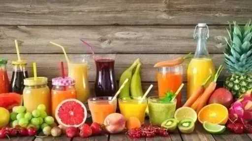 مشروبات الصيف بين الانتعاش السريع والترطيب الحقيقي.. ماذا يقول الخبراء؟