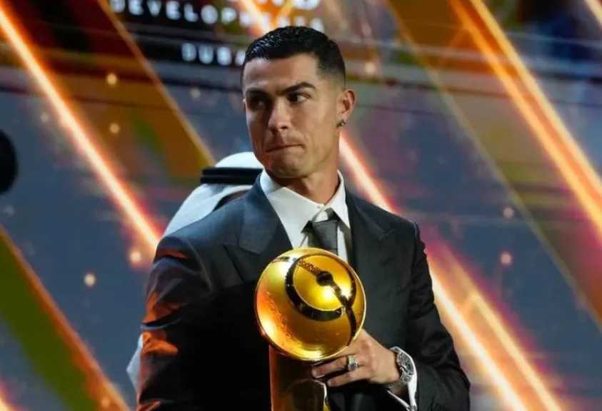 كومان يمازح رونالدو: أخيرًا سينام بعد التتويج