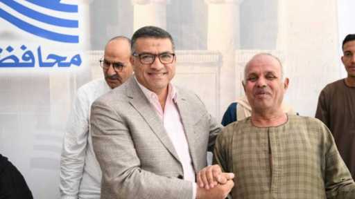 محافظ قنا يسلم عقود تقنين جديدة لواضعي اليد ويوجه بتسهيل الإجراءات للمواطنين الجادين