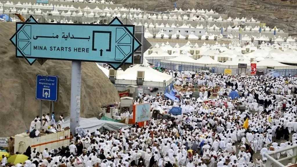 الحجاج يستقرون في منى أكبر مدينة خيام في العالم