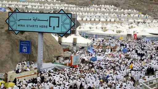 الحجاج يستقرون في منى أكبر مدينة خيام في العالم