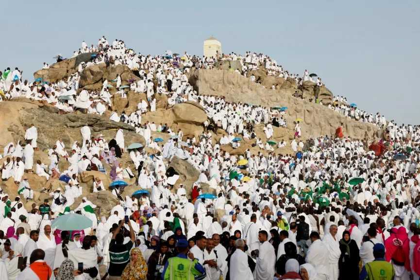 حجاج بيت الله الحرام يتوافدون إلى عرفات لأداء ركن الحج الأعظم