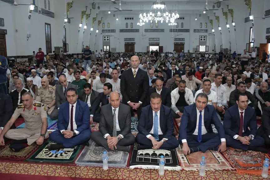 محافظ بورسعيد يؤدي صلاة عيد الأضحى بالمسجد العباسي
