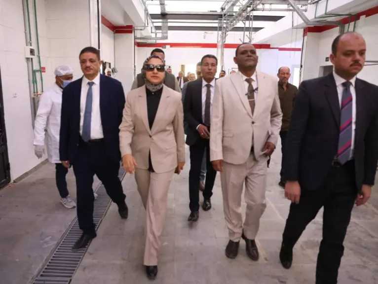عقب أداء صلاة عيد الأضحى .. محافظ الوادي الجديد تشهد أعمال نحر الأضاحي بمجزر الخارجة المطور